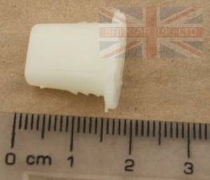 Image of ALU1629L, a 'PLASTIC POCKET GROMMET 4MM DISCOVERY 2 - P38 RANGE ROVER' part