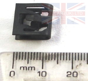 Image of EYC106690, a 'CLIP FACIA WITH RADIO DEFENDER' part