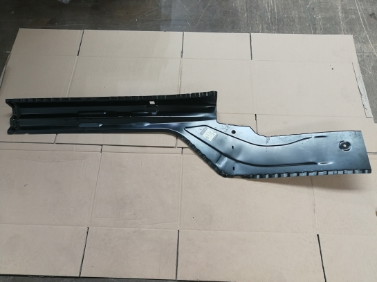 Image of LR020617, a 'REINFORCEMENT LEFT HAND FRONT INNER - RANGE ROVER VOGUE' part