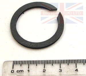 Image of LR005138, a 'SNAP RING - MT82 GEARBOX OUTPUT SHAFT - DEFENDER 2007 ON' part
