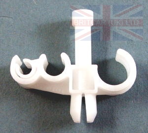 Image of SGK100890, a 'BRAKE PIPE CLIP TREBLE PLASTIC DEFENDER' part