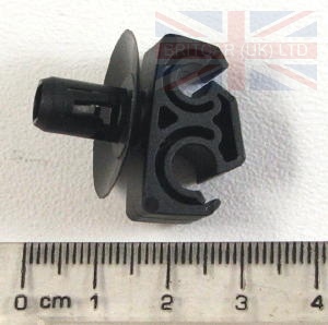 Image of SGK100970, a 'BRAKE PIPE CLIP DOUBLE PLASTIC DEFENDER' part
