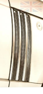 PAIR OF PLASTIC AIR INTAKE GRILLE'S WITH CHROME FINISH - SUITABLE FOR THE LAND ROVER L322 MODELS 